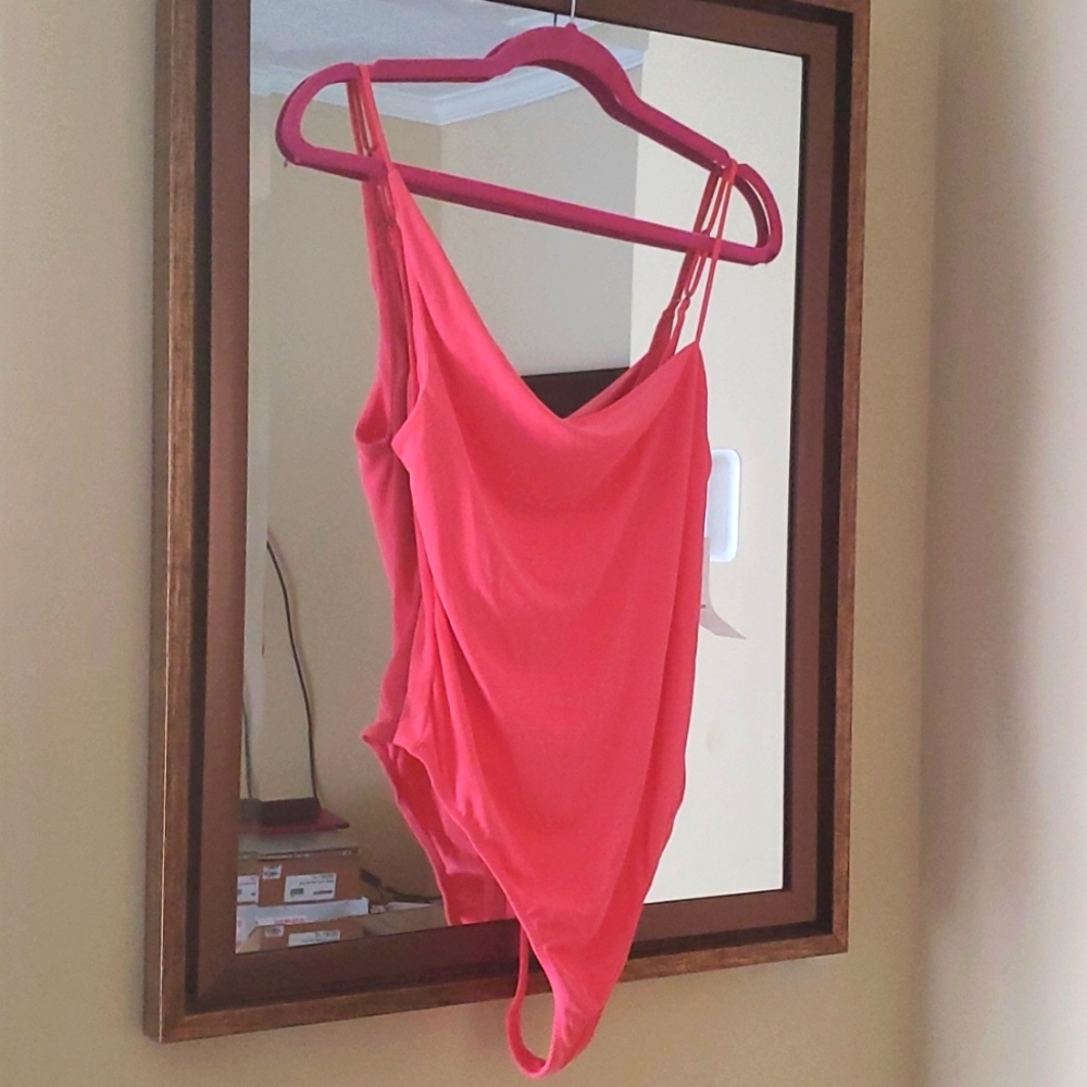 URBAN OUTFITTERS  top size M  beautiful colour CORAL/CORA
